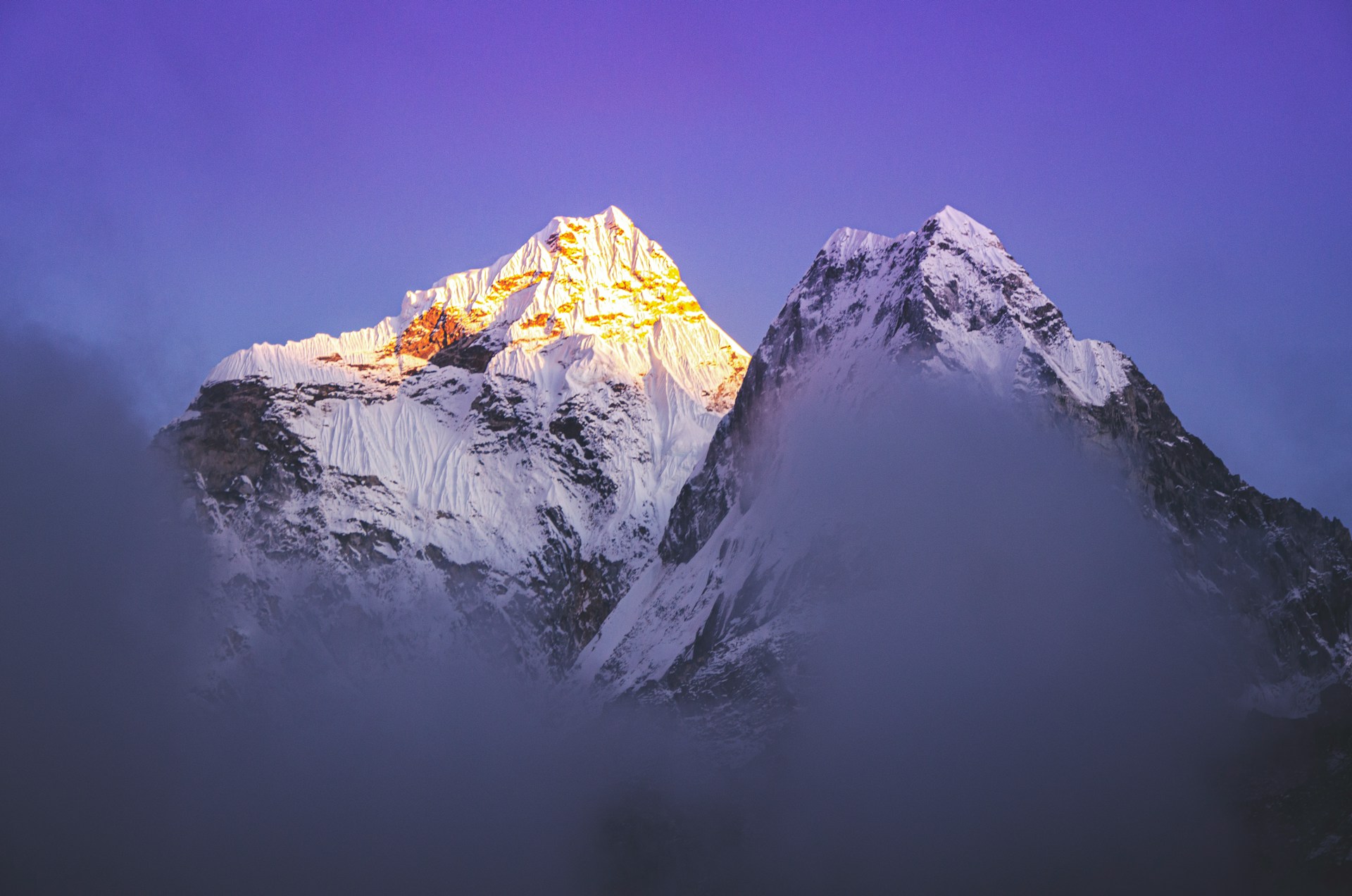 Ama Dablam & Everest: Himalayan Vista
