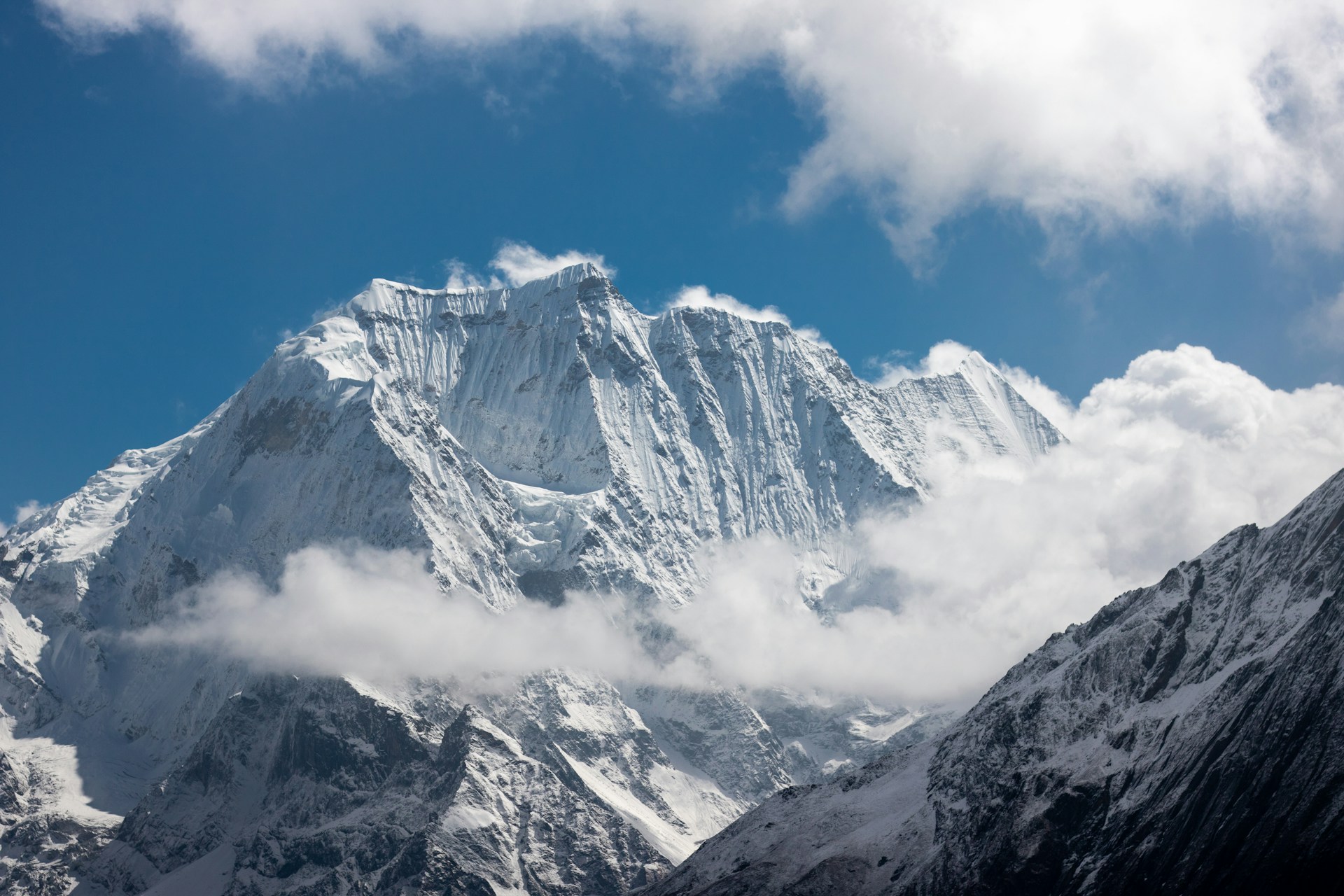 Majestic Mountain Peaks of the Manaslu Circuit Trek